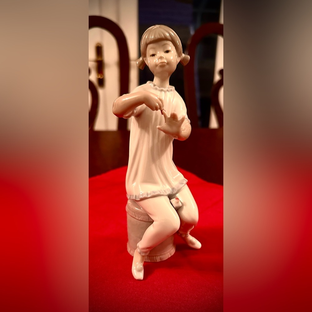 Girl Manicuring-LLADRO Porcelain Figurine-No. 1082 7.5”, Excellent Preowned Cond